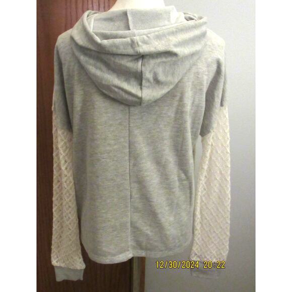 Chic Lace-Detail Sweatshirt – Grey & White, Size S - Picture 2 of 6